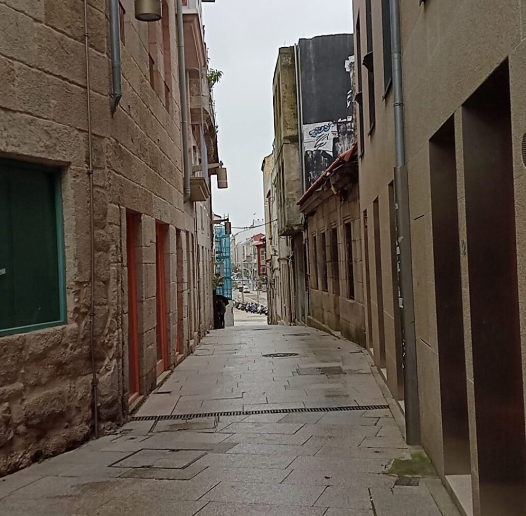 Visitar Galicia - ruas e casas de pedra em Vigo.