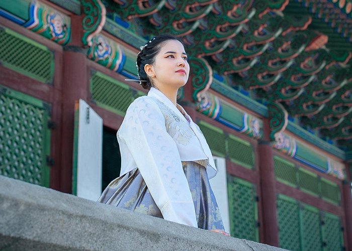 Mulher vestida com roupas tradicionais coreanas