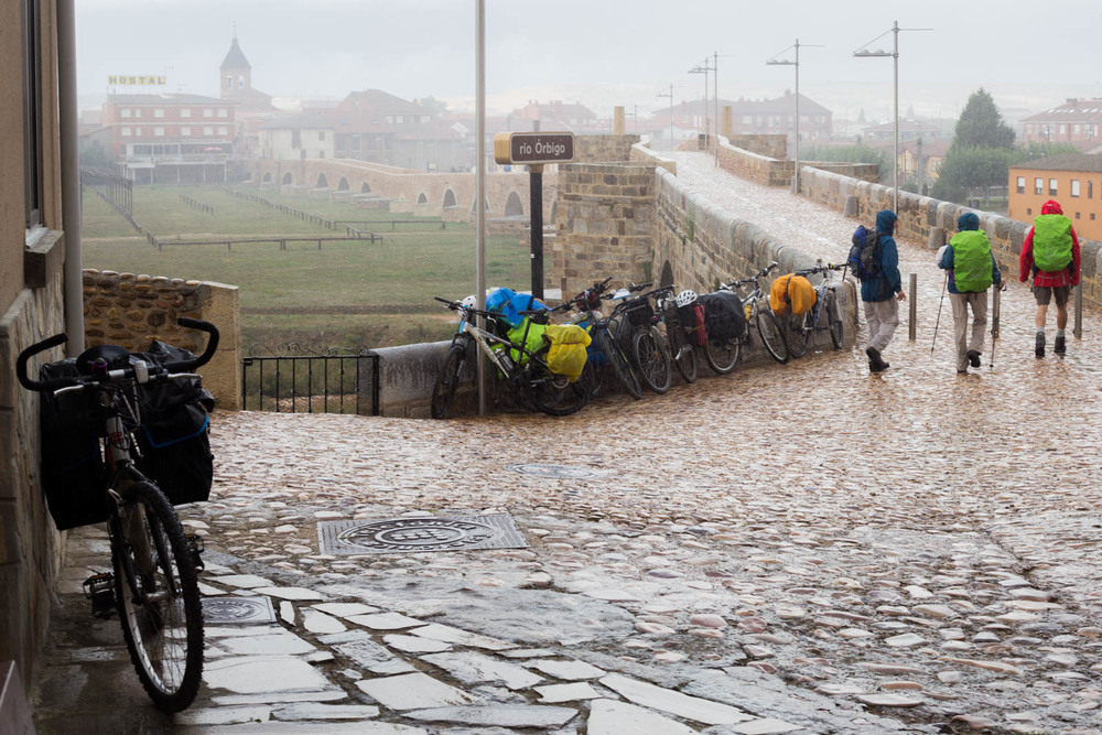 Peregrinos fazendo o caminho de santiago de Compostela