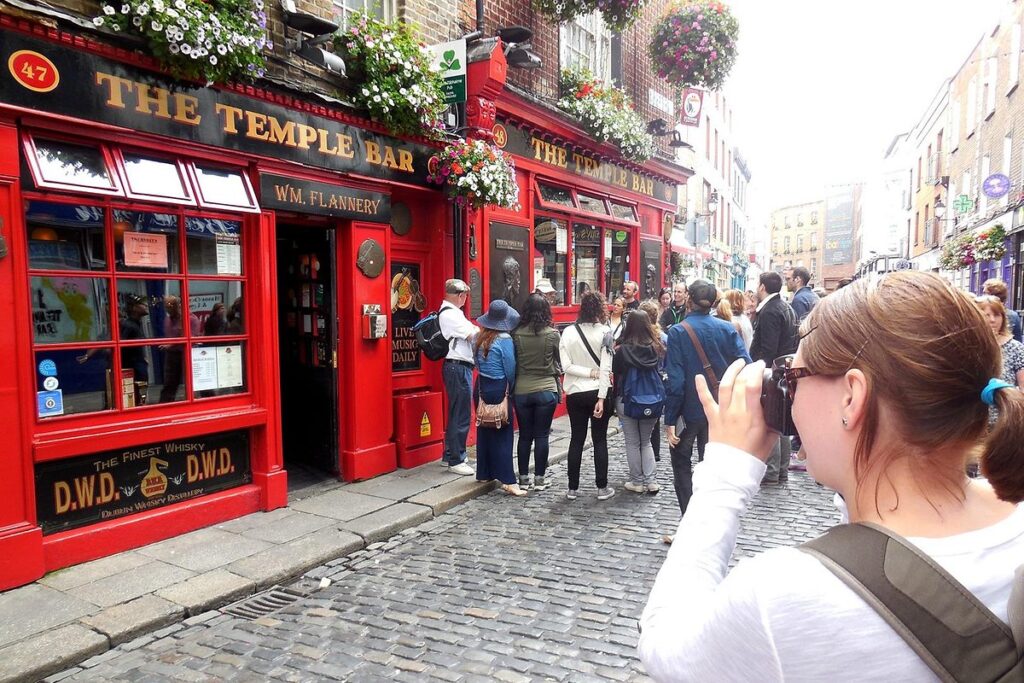 como viajar barato - e economizar na viagem, free walking tour - temple bar