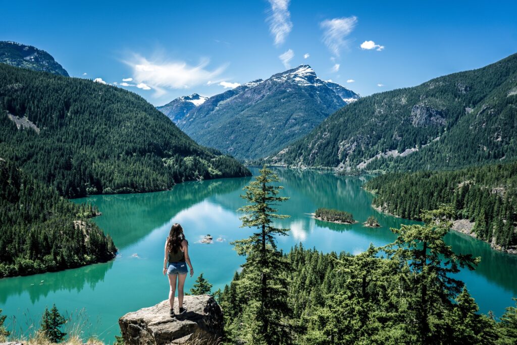 Viajante contemplando a paisagem