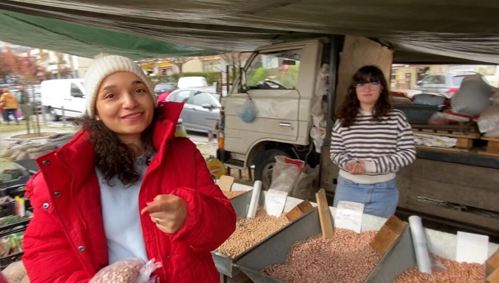 Comprando feijão em uma feira local em Fundão